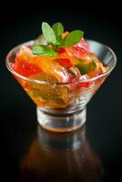 coloré sucré fruit gelée dans une verre verre photo