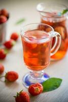 sucré rafraîchissant baie compote de mûr des fraises dans une carafe photo