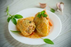 cuit dans sauce farci poivrons dans une assiette sur une en bois table photo