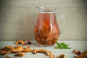 sucré cool compote bouilli de divers séché des fruits, dans une verre carafe photo