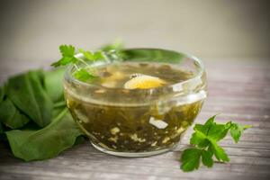 printemps soupe de Frais oseille avec bouilli des œufs dans une assiette photo