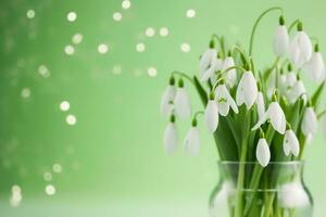 ai généré une bouquet de perce-neige dans une transparent Tequila verre. éclaboussures de l'eau sur pétales. premier printemps fleurs. forêt. Bonjour printemps. aux femmes journée concept. vert brouiller Contexte. génératif ai. photo