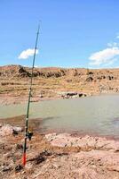 une pêche barre sur le rive de une Lac photo