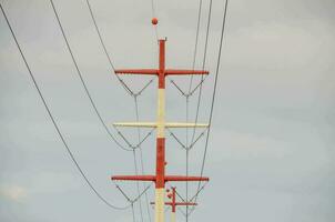 une rouge et blanc électrique pôle avec fils photo