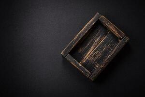 vide rectangulaire en bois coutellerie boîte sur texturé béton Contexte photo
