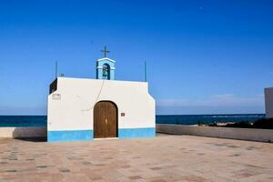 une petit chapelle avec une traverser sur le de face photo