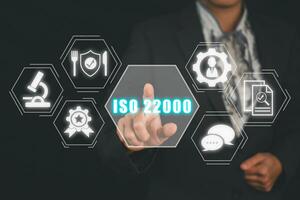 iso 22000 concept, affaires femme main émouvant iso 22000 icône sur virtuel filtrer, nourriture sécurité gestion. photo