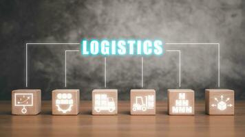 logistique concept, en bois bloquer sur bureau avec logistique icône sur virtuel filtrer. photo