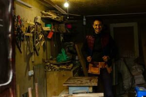 Beau menuisier travail dans charpenterie. il est réussi entrepreneur à le sien lieu de travail. photo