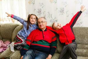 grands-parents dépenses temps avec petits enfants sur canapé photo