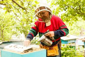 apiculteur tenant un cadre en nid d'abeille photo