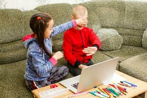 primaire école les enfants garçon et fille sont engagé dans Créatif Fait main art à le table à Accueil photo