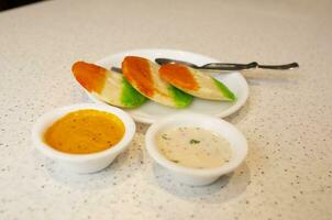 Sud Indien populaire petit déjeuner idli servi avec Sambar et noix de coco chutney aussi connaître comme paresseusement photo