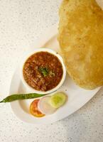 Indien cuisine cholé bature aussi connaître comme poussin pois curry, cholé bhture ou Chola, chana Masala servi avec frit puri est une plat de le punjab photo