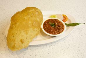 Indien cuisine cholé bature aussi connaître comme poussin pois curry, cholé bhture ou Chola, chana Masala servi avec frit puri est une plat de le punjab photo