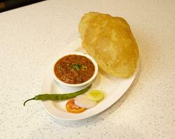 Indien cuisine cholé bature aussi connaître comme poussin pois curry, cholé bhture ou Chola, chana Masala servi avec frit puri est une plat de le punjab photo