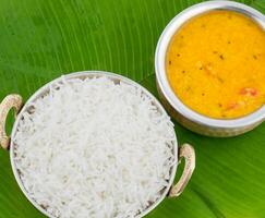 Indien traditionnel cuisine dal frire ou riz aussi connaître comme dal chawal, daal chawal, dal riz, entier Jaune lentille avec riz ou dal tadka, daal frire servi avec riz isolé sur blanc Contexte photo