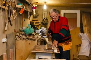 Charpentier Faire le sien emploi dans charpenterie atelier. photo