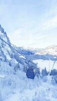 photo câble voiture façon à neigeux avec magnifique vue de le Haut