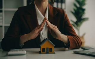 agent de courtage immobilier présentant et consultant le client pour la prise de décision signant un accord de formulaire d'assurance, modèle d'achat et de vente de maison, concernant l'offre de prêt hypothécaire et l'assurance habitation photo