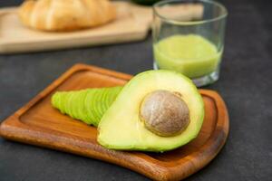 petit déjeuner ensemble Avocat smoothie dans une verre et pain en bonne santé nourriture photo