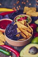 bol de coloré tortilla frites avec des légumes et autre Ingrédients photo