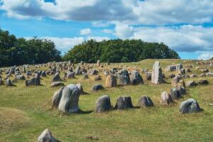 des pierres à viking cimetière Lindholm aujourd'hui dans nord Danemark photo