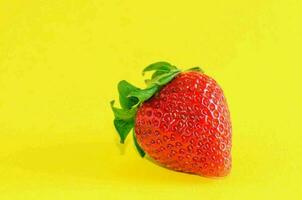 une fraise sur une Jaune Contexte photo