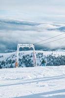 au-dessus du ciel vue du joug de ski dans les montagnes photo