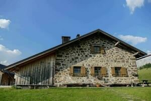 une pierre maison avec une en bois porte et les fenêtres photo