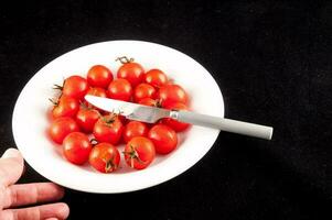 une la personne en portant une bol avec tomates photo