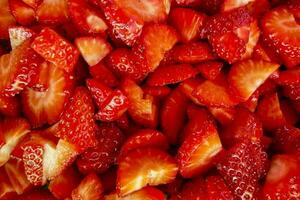 une pile de Couper en haut des fraises photo