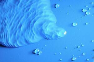 une bleu liquide est étant versé dans une tasse photo