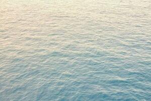 le océan est calme et bleu photo