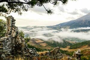 le ruines de un vieux Château dans le montagnes photo