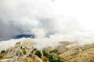 le ruines de un vieux Château dans le montagnes photo