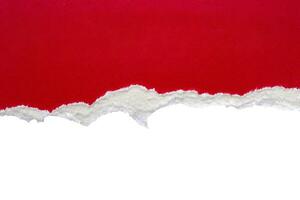 Bandes de bords déchirés de papier déchiré rouge isolé sur fond blanc photo