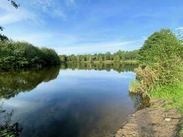 une vue sur le lac alderford près de whitchurch photo