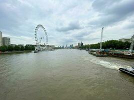 Londres dans le Royaume-Uni sur dix juillet 2021. une vue de le rivière Tamise à Westminster photo