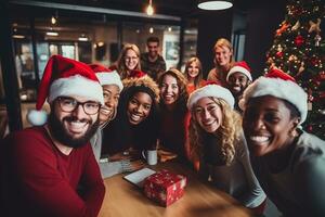 ai généré groupe de content copains dans Père Noël chapeau Noël à faire la fête. fête et vacances concept photo