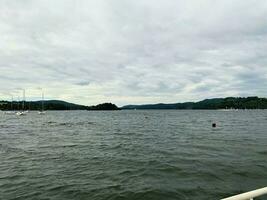 une vue de Lac Windermere sur une nuageux journée photo