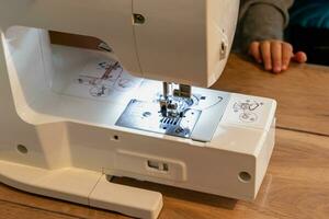 détail de une couture machine, pour réparation travail, personnalisation, création, recyclage photo