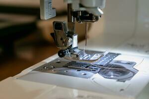 détail de une couture machine, pour réparation travail, personnalisation, création, recyclage photo