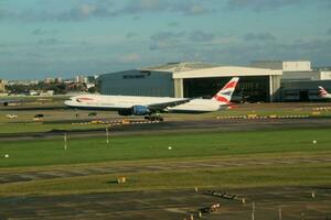 Londres dans le Royaume-Uni sur 5 novembre 2023. un avion à venir dans à terre à de Londres bruyère aéroport photo