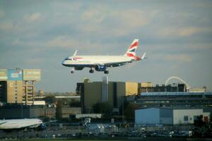 Londres dans le Royaume-Uni sur 5 novembre 2023. un avion à venir dans à terre à de Londres bruyère aéroport photo