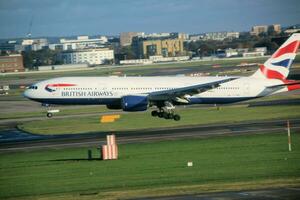 Londres dans le Royaume-Uni sur 5 novembre 2023. un avion à venir dans à terre à de Londres bruyère aéroport photo