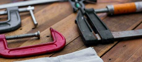 collection de travail du bois outils sur une en bois Contexte. photo