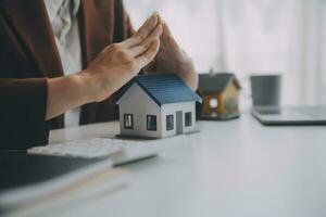 agent de courtage immobilier présentant et consultant le client pour la prise de décision signant un accord de formulaire d'assurance, modèle d'achat et de vente de maison, concernant l'offre de prêt hypothécaire et l'assurance habitation photo