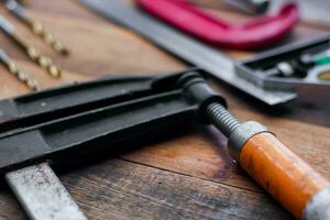 collection de travail du bois outils sur une en bois Contexte. photo