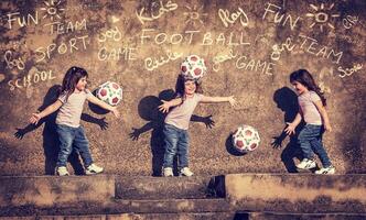 peu fille en jouant avec Balle photo